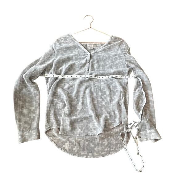 Banana Republic Semi-Sheer Popover Blouse - Size Medium - Picture 5 of 6